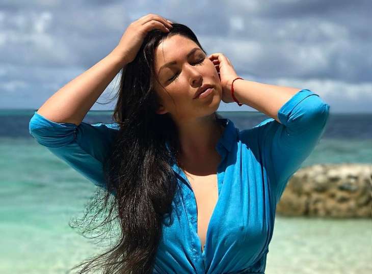 Ирина Дубцова в ярких купальниках загорает на Мальдивах