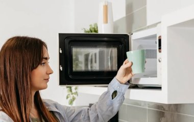 Мити та чистити не доведеться: як прибрати неприємні запахи у мікрохвильовій печі