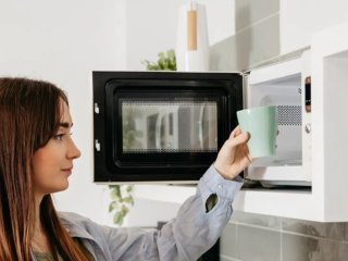 Мыть и чистить не придется: как убрать неприятные запахи в микроволновой печи