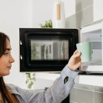 Мыть и чистить не придется: как убрать неприятные запахи в микроволновой печи