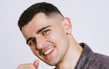 Ніколас Карма розсекретив найдорожчий look зірки, який він знімав