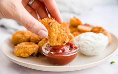 Забавное лакомство и простой перекус: как приготовить куриные наггетсы в панировке из чипсов