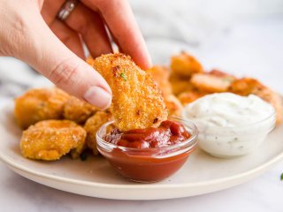 Забавное лакомство и простой перекус: как приготовить куриные наггетсы в панировке из чипсов