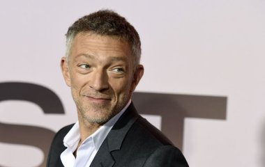 Младшая на 30 лет избранница Касселя уселась ему на колени и нежно поздравила с 57-летием