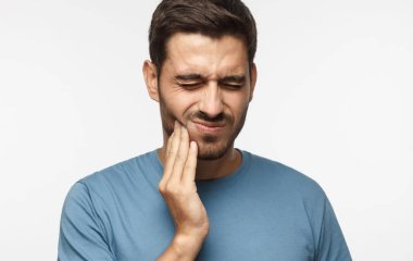 Стоматологи назвали простые средства, которые помогут справиться с зубной болью