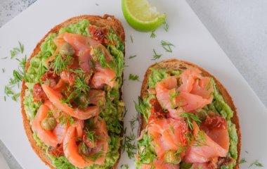 Авокадо-тост с сыром халуми и лаймовым медом: как приготовить легкий и эффектный перекус