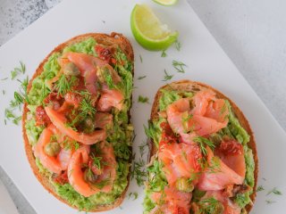 Авокадо-тост с сыром халуми и лаймовым медом: как приготовить легкий и эффектный перекус