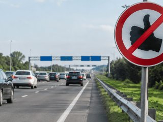 Незвичайний дорожній знак із перекресленим пальцем: що він означає і чому водії плутаються
