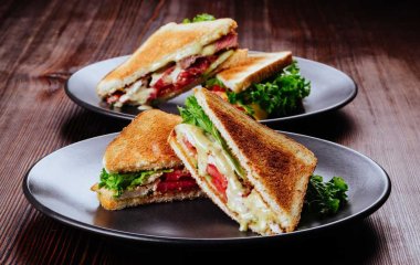 Французский шик: готовим пикантный сэндвич с зеленью и ветчиной