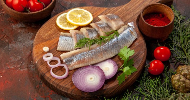 Якщо купили пересолений оселедець, не варто панікувати: 3 способи, які вирішать проблему