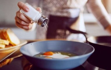 Медики назвали привычку в еде, которая сокращает жизнь на несколько лет