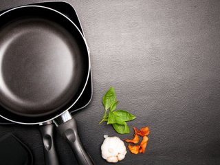 До сковороди прилипає їжа — ось, що треба зробити