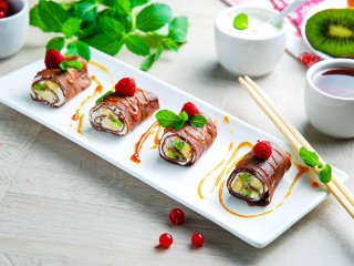 Млинні суші: рецепт простої закуски з рибою та сиром