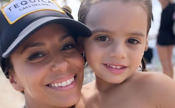 Ева Лонгория в белом бикини прогулялась по пляжу вместе с подросшим сыном