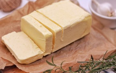 Збийте цей продукт — у вас вийде вершкове масло, в рази смачніше й дешевше за магазинне
