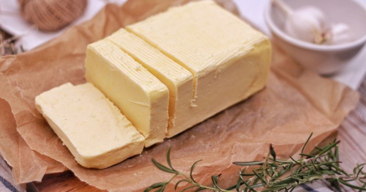 Збийте цей продукт — у вас вийде вершкове масло, в рази смачніше й дешевше за магазинне