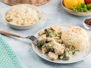 Диетическое и сытное блюдо: рецепт куриного филе с брокколи