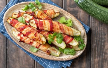 С золотистой корочкой и дымком: готовим на мангале кабачки с беконом