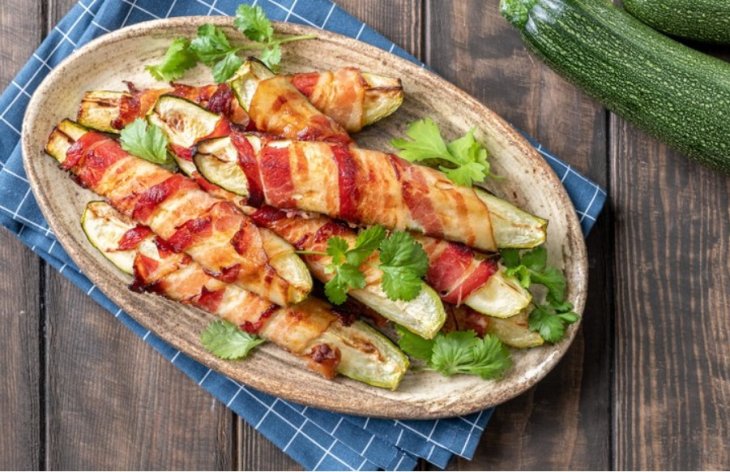 С золотистой корочкой и дымком: готовим на мангале кабачки с беконом