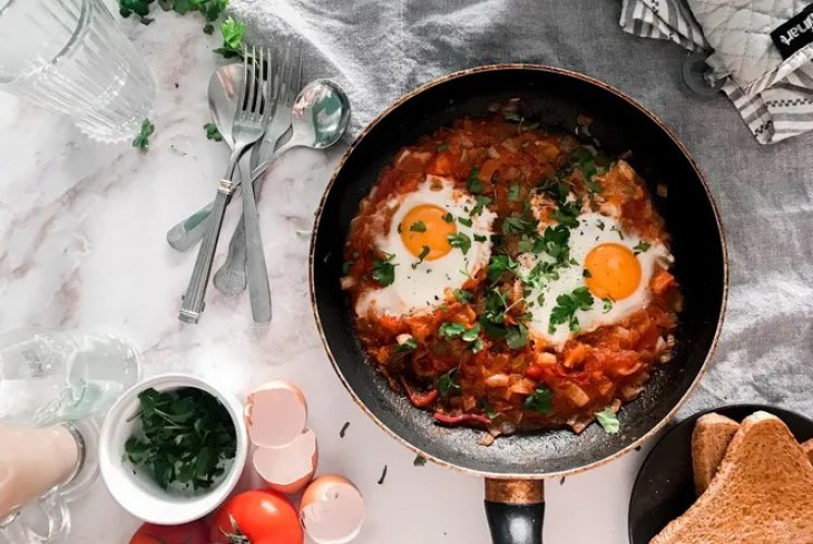 Самый простой способ приготовить превосходную шакшуку всего из трех продуктов