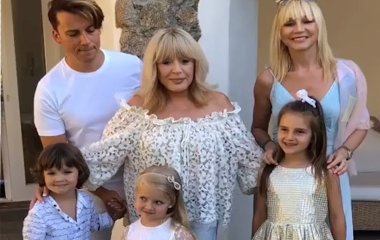 Алла Пугачева вышла в свет с мужем и детьми