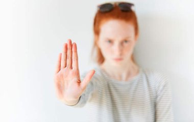 8 признаков людей, которых надо гнать из своей жизни