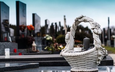 У якому одязі треба ховати покійника: відповідь священника
