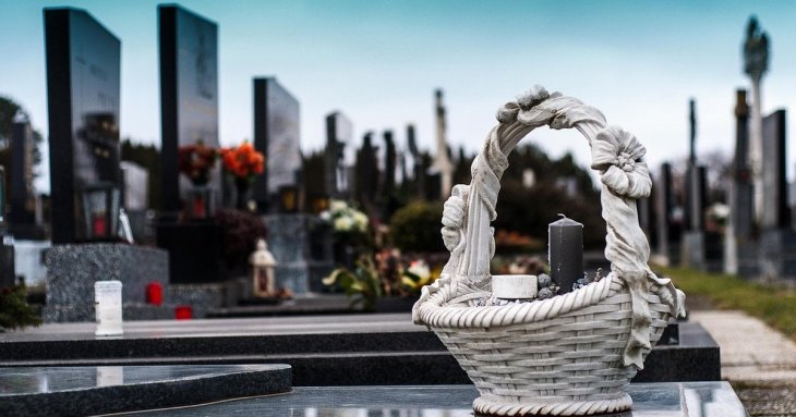 У якому одязі треба ховати покійника: відповідь священника