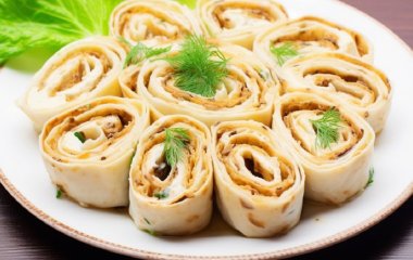 Простой рецепт вкусной закуски: как приготовить рулетики из лаваша с картофелем, грибами и зеленью