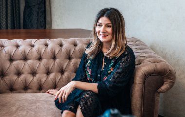 Жанна Бадоева прогуливалась в леопардовом плаще