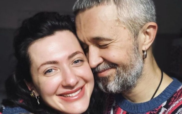 Неузнаваемый Сергей Бабкин на забавном фото показал, как выглядел с женой 15 лет назад