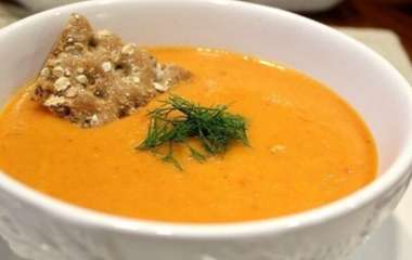 Густой пикантный суп из баклажанов и томатов: рецепт, который точно оценит вся семья