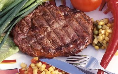 Вчені радять для продовження життя їсти не більше 14 грамів м'яса на день