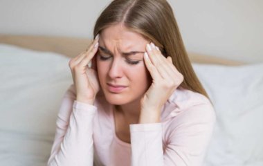 Почему по утрам болит голова: 8 возможных причин
