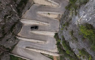 Серпантинна дорога, яка лякає навіть досвідчених водіїв — фото