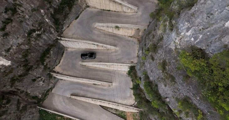 Серпантинна дорога, яка лякає навіть досвідчених водіїв — фото