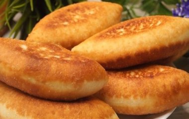 Пісні пиріжки з картоплею, які виходять особливо м’якими і пухкими: секрет у незвичному тісті