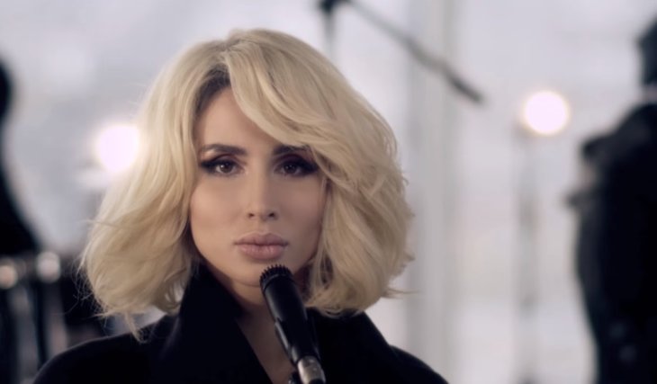 Светлана Лобода надела брюки цвета флага Украины
