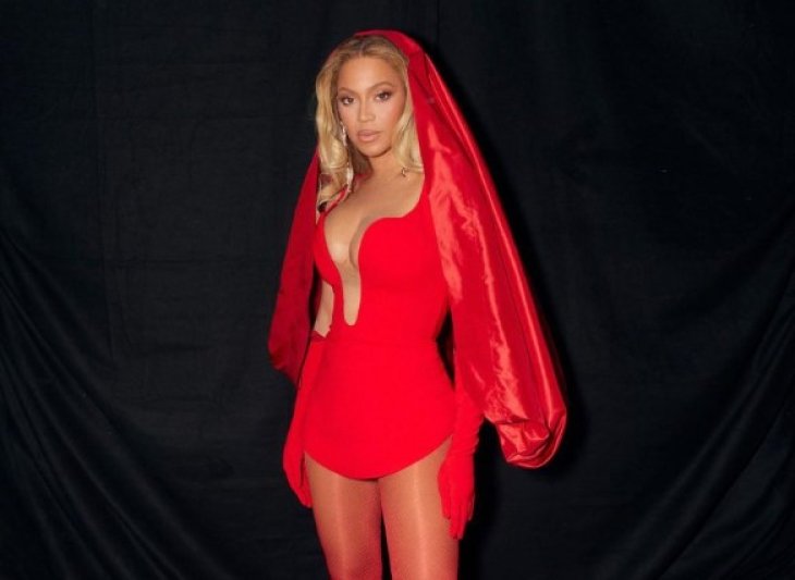 Бейонсе появилась в мини-платье с глубоким декольте. И объявила код «Красный»