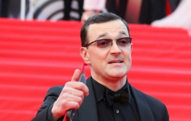 «Как мы могли это допустить?»: Бероев надел желтую звезду, протестуя против дискриминации непривитых