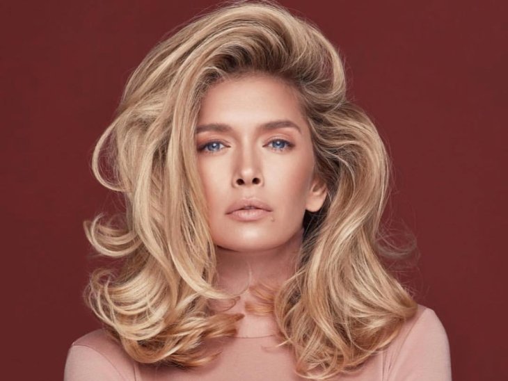 Вера Брежнева позировала в «платье принцессы»