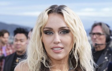 Майли Сайрус кардинально сменила цвет волос и удивила новым имиджем