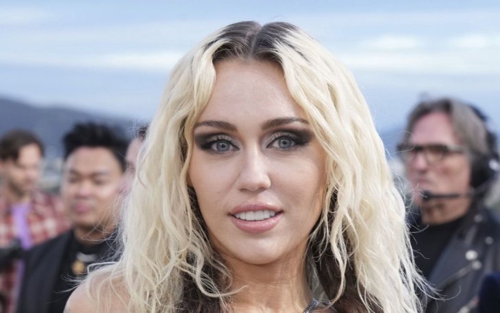 Майли Сайрус кардинально сменила цвет волос и удивила новым имиджем