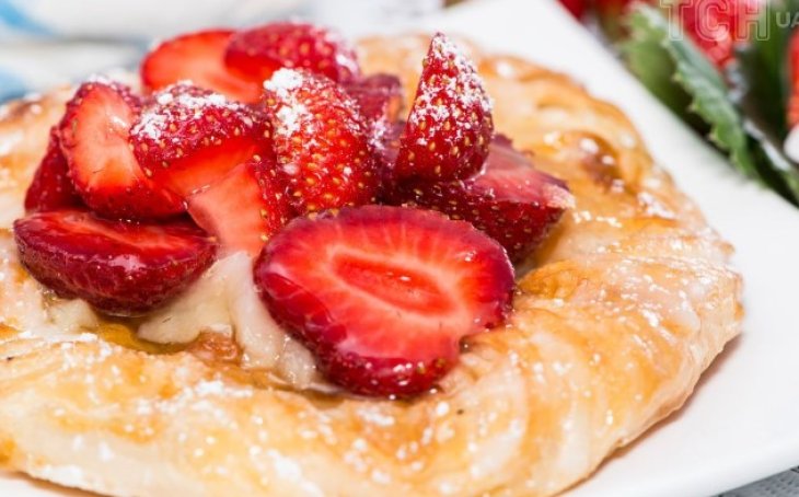 Слойки с клубникой и творогом: вкусный сезонный рецепт