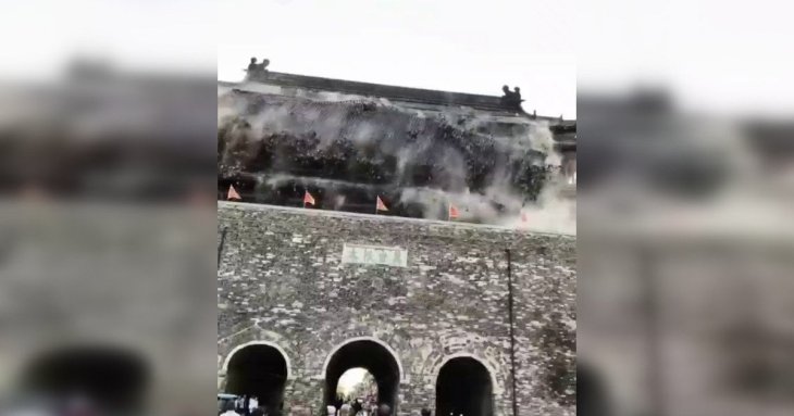 У Китаї завалився дах 