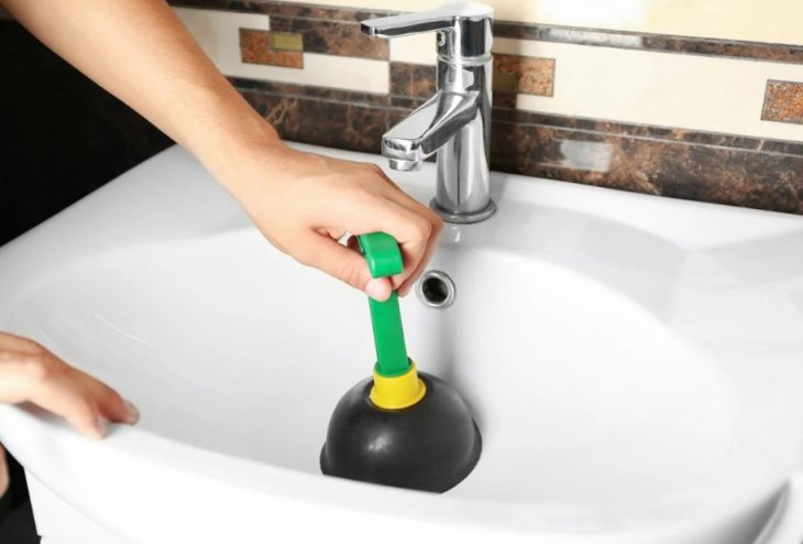 Как прочистить канализацию дома самому: сантехника звать не придется