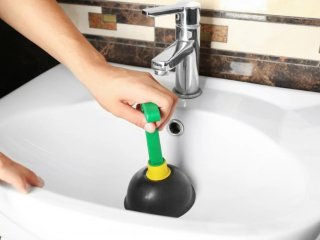 Как прочистить канализацию дома самому: сантехника звать не придется