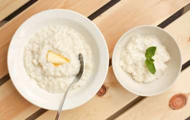 Рисовая каша с белыми персиками и мятой