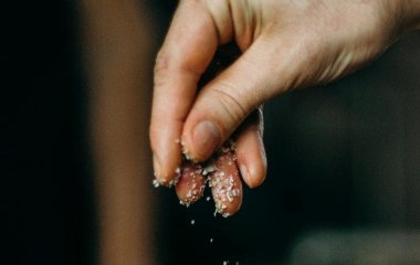 Чому кухарі солять воду інакше, ніж радять кулінарні книги: розкриття головного кулінарного міфу