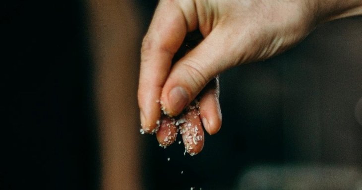 Чому кухарі солять воду інакше, ніж радять кулінарні книги: розкриття головного кулінарного міфу